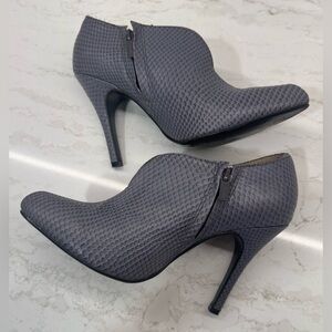 🩶🐍 Colin Stuart—Faux Snakeskin, High Heel Light Gray Booties - Size 8